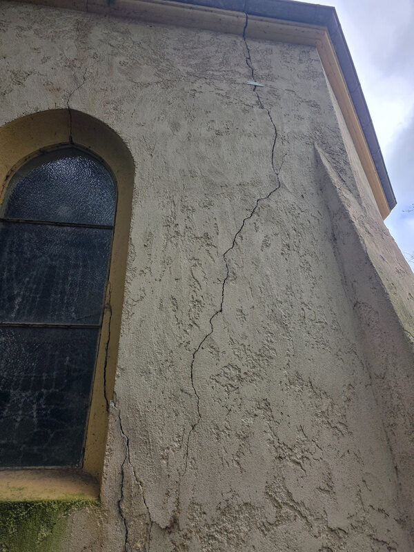 Fissure en façade, le long d'une baie
